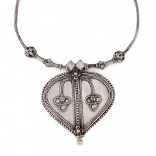 Vechi colier etnic indian accesorizat cu amuletă Yoni | manufactură în argint | India - British Raj  cca. 1940 Vechi colier etnic indian accesorizat cu amuletă Yoni | manufactură în argint | India - British Raj  cca. 1940