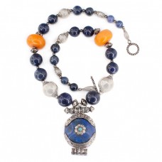 Impresionant colier etnic tibetan din argint & lapis lazuli , turcoaz natural și bachelită  accesorizat cu o impresionantă amuletă Gau | Nepal cca.1950 Impresionant colier etnic tibetan din argint & lapis lazuli , turcoaz natural și bachelită  accesorizat cu o impresionantă amuletă Gau | Nepal cca.1950