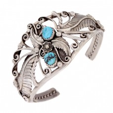 Brățară etnică Navajo  manufacturată în argint decorat cu turcoaze naturale Kingman | artizan Sampson Yazzie | Statele Unite cca.1970 Brățară etnică Navajo  manufacturată în argint decorat cu turcoaze naturale Kingman | artizan Sampson Yazzie | Statele Unite cca.1970