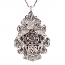 Colier accesorizat cu amuletă tibetană Ashtamangala manufacturată în argint decorat cu turcoaze și corale naturale | Nepal cca.1950
