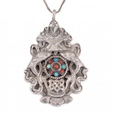 Colier accesorizat cu amuletă tibetană Ashtamangala manufacturată în argint decorat cu turcoaze și corale naturale | Nepal cca.1950 Colier accesorizat cu amuletă tibetană Ashtamangala manufacturată în argint decorat cu turcoaze și corale naturale | Nepal cca.1950
