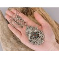 Colier accesorizat cu amuletă tibetană Ashtamangala manufacturată în argint decorat cu turcoaze și corale naturale | Nepal cca.1950