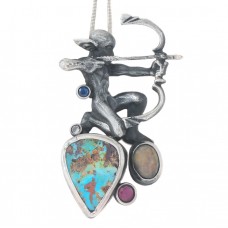 Colier accesorizat cu un pandant statement Sagitarius din argint decorat cu turcoaz natural, safir , rubin și labardorit | Statele Unite cca.1980 Colier accesorizat cu un pandant statement Sagitarius din argint decorat cu turcoaz natural, safir , rubin și labardorit | Statele Unite cca.1980