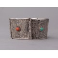 Brățară manchette egipteană din argint decorată cu anturaje de turcoaz și coral natural | cca. 1946 - 1947