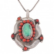 Colier cu amuletă tibetană decorată din argint decorată cu turcoaz himalyan și coral natural | Nepal cca.1960 Colier cu amuletă tibetană decorată din argint decorată cu turcoaz himalyan și coral natural | Nepal cca.1960