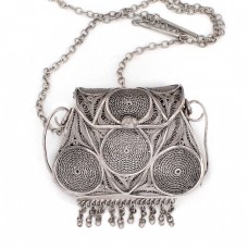 Colier accesorizat cu un remarcabil pandant locket din argint filigranat stilizat sub forma unei poșete | China cca.1925 Colier accesorizat cu un remarcabil pandant locket din argint filigranat stilizat sub forma unei poșete | China cca.1925
