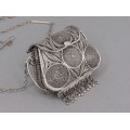 Colier accesorizat cu un remarcabil pandant locket din argint filigranat stilizat sub forma unei poșete | China cca.1925