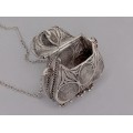 Colier accesorizat cu un remarcabil pandant locket din argint filigranat stilizat sub forma unei poșete | China cca.1925