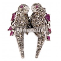 Broșă romantică cu pereche de papagali din argint încrustat cu marcasite și rubine naturale | cca. 1950  
