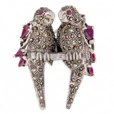 Broșă romantică cu pereche de papagali din argint încrustat cu marcasite și rubine naturale | cca. 1950   Broșă romantică cu pereche de papagali din argint încrustat cu marcasite și rubine naturale | cca. 1950
