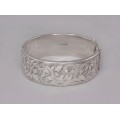 Brațară bangle Victorian Revival din argint decorat prin gravare manuală | Marea Britanie 1973