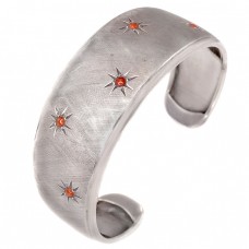 Brățară cuff modernistă din argint  decorată cu incrustații de coral natural mediteranean | cca. 1970 Brățară cuff modernistă din argint  decorată cu incrustații de coral natural mediteranean | cca. 1970