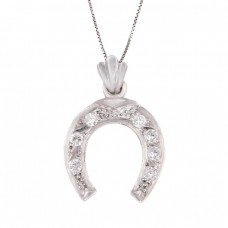Colier din aur alb 18k cu pandant porte-bonheur Potcoavă decorată cu diamante naturale 0.33CT | Italia cca.1980 Colier din aur alb 18k cu pandant porte-bonheur Potcoavă decorată cu diamante naturale 0.33CT | Italia cca.1980
