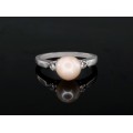 Inel din aur alb 18k decorat cu briliante și perlă naturală Akoya | atelier Davite & Delucchi Gioielli 