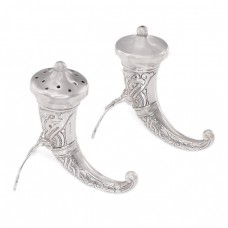 Garnitură de solnițe scandinave din argint pentru sare și piper decorate cu dragoni Fanfir | atelier Theodor Olsen | Norvegia cca.1960 Garnitură de solnițe scandinave din argint pentru sare și piper decorate cu dragoni Fanfir | atelier Theodor Olsen | Norvegia cca.1960