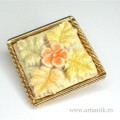 brosa vintage . ceramica glazurata. montura metalica gold plated cca 1960