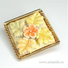 brosa vintage . ceramica glazurata. montura metalica gold plated cca 1960 brosa vintage . ceramica glazurata. montura metalica gold plated cca 1960
