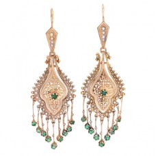 Cercei victorieni Etruscan Revival din aur galben 14k decorați cu smaralde naturale și perluțe | Italia cca.1890 Cercei victorieni Etruscan Revival din aur galben 14k decorați cu smaralde naturale și perluțe | Italia cca.1890