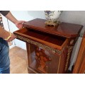 Comodă meuble d'appui stil Napoleon III decorată cu aplicații din bronz d'ore și marchetărie | Italia sec. XX