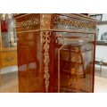 Comodă meuble d'appui stil Napoleon III decorată cu aplicații din bronz d'ore și marchetărie | Italia sec. XX