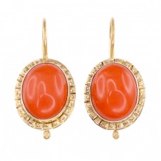 Cercei vintage din aur 18k decorați cu anturaje de coral natural mediteranean  | Italia cca.1970  Cercei vintage din aur 18k decorați cu anturaje de coral natural mediteranean  | Italia cca.1970