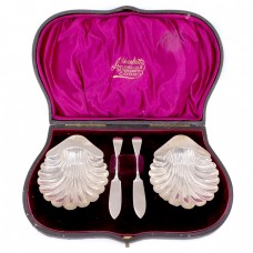 Garnitură victoriană din argint pentru servirea caviarului | în cutia originală | atelier Horace Woodward & Co. Ltd | Marea Britanie 1894 - 1895 Garnitură victoriană din argint pentru servirea caviarului | în cutia originală | atelier Horace Woodward & Co. Ltd | Marea Britanie 1894 - 1895