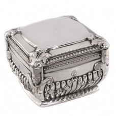 Veche casetă de bijuterii manufacturată în argint ornamentat în stil Empire | Belgia cca.1900 Veche casetă de bijuterii manufacturată în argint ornamentat în stil Empire | Belgia cca.1900