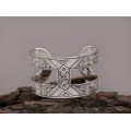 Brățară cuff din argint decorată prin gravare cu motive tradiționale românești | colecția Ancient Symbols by ArtAntik