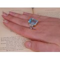 Spectaculos inel cocktail retromodernist din aur galben și aur alb 18k decorat cu diamante și topaz natural 14.15 ct