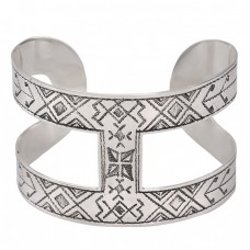 Brățară cuff din argint decorată cu motive etnografice românești | colecția Ancient Symbols by ArtAntik Brățară cuff din argint decorată cu motive etnografice românești | colecția Ancient Symbols by ArtAntik