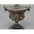 Pereche de urne Rococo din bronz după Claude Michael Clodion | soclu din marmură | Franța cca. 1870