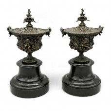 Pereche de urne Rococo din bronz după Claude Michael Clodion | soclu din marmură | Franța cca. 1870 Pereche de urne Rococo din bronz după Claude Michael Clodion | soclu din marmură | Franța cca. 1870