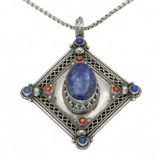 Colier din argint accesorizat cu o veche amuletă etnică sino-tibetană | India - Himachal Pradesh cca. 1950 Colier din argint accesorizat cu o veche amuletă etnică sino-tibetană | India - Himachal Pradesh cca. 1950