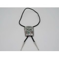 Colier amerindian Bolo Tie din argint intarsiat cu turcoaz și coral | șnur din piele naturală | artizan Ray Bennet - Statele Unite cca. 1950 - 1960