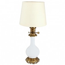 Veche veioză Napoleon III din sticlă opalină și bronz | Franța Veche veioză Napoleon III din sticlă opalină și bronz | Franța