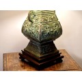 Monumentală veioză din bronz patinat verdigris în stil arhaic chinezesc HU 