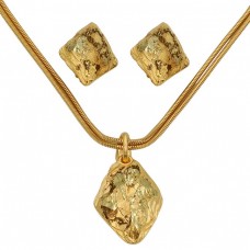 Demi-parure Yves Saint Laurent compus din cercei și colier | oțel placat cu aur galben | Franța cca.1985 Demi-parure Yves Saint Laurent compus din cercei și colier | oțel placat cu aur galben | Franța cca.1985