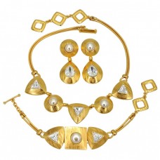Demi-parure Yves Saint Laurent format din colier, brățară și cercei statement | Franța cca. 1985 Demi-parure Yves Saint Laurent format din colier, brățară și cercei statement | Franța cca. 1985