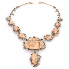 Colier Art Nouveau din aur 12k și argint decorat cu diamante, safire și coral sculptat | cca.1905 Colier Art Nouveau din aur 12k și argint decorat cu diamante, safire și coral sculptat | cca.1905