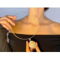 Colier choker din argint accesorizat cu un remarcabil pandant de sidef natural iridescent 