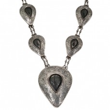 Impresionant colier etnic indo-pesan din argint decorat cu onix gravat cu scorpioni | cca.1950 Impresionant colier etnic indo-pesan din argint decorat cu onix gravat cu scorpioni | cca.1950