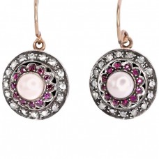 Cercei Art Deco din aur galben 12k și argint decorați cu diamante și rubine naturale & perle | Marea Britainie cca.1930 Cercei Art Deco din aur galben 12k și argint decorați cu diamante și rubine naturale & perle | Marea Britainie cca.1930