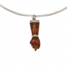 Choker din argint accesorizat cu o veche amuletă Figa sculptată în carneol natural Choker din argint accesorizat cu o veche amuletă Figa sculptată în carneol natural