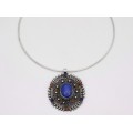 Colier choker din argint accesorizat cu veche amuletă Mandala decorată cu lapis lazuli și coral natural