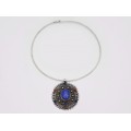 Colier choker din argint accesorizat cu veche amuletă Mandala decorată cu lapis lazuli și coral natural