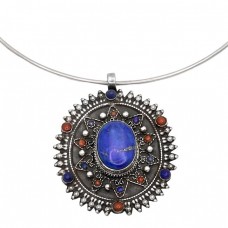 Colier choker din argint accesorizat cu veche amuletă Mandala decorată cu lapis lazuli și coral natural Colier choker din argint accesorizat cu veche amuletă Mandala decorată cu lapis lazuli și coral natural