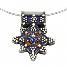Choker accesorizat cu o veche amuletă berberă Boghdad din argint emailat | Maroc - Ida Ou Semlal Choker accesorizat cu o veche amuletă berberă Boghdad din argint emailat | Maroc - Ida Ou Semlal
