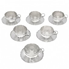 Vechi serviciu din argint 999 pentru servirea cafelei compus din cești și farfurioare | atelier Lao Feng Xiang - Shaghai | China sec. XIX Vechi serviciu din argint 999 pentru servirea cafelei compus din cești și farfurioare | atelier Lao Feng Xiang - Shaghai | China sec. XIX