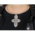 Colier choker accesorizat cu veche amuletă cruce coptă etiopiană din argint 