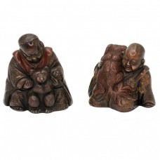 Două figurine okimono de perioadă Meiji realizate din plumb patinat | Japonia cca. 1880 - 1910 Două figurine okimono de perioadă Meiji realizate din plumb patinat | Japonia cca. 1880 - 1910